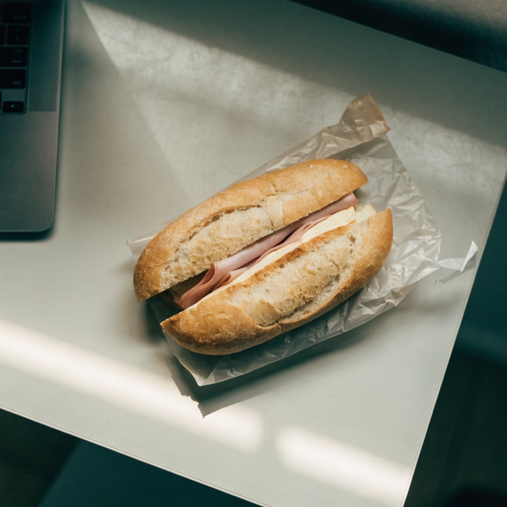 Sandwich du commerce posé sur un bureau