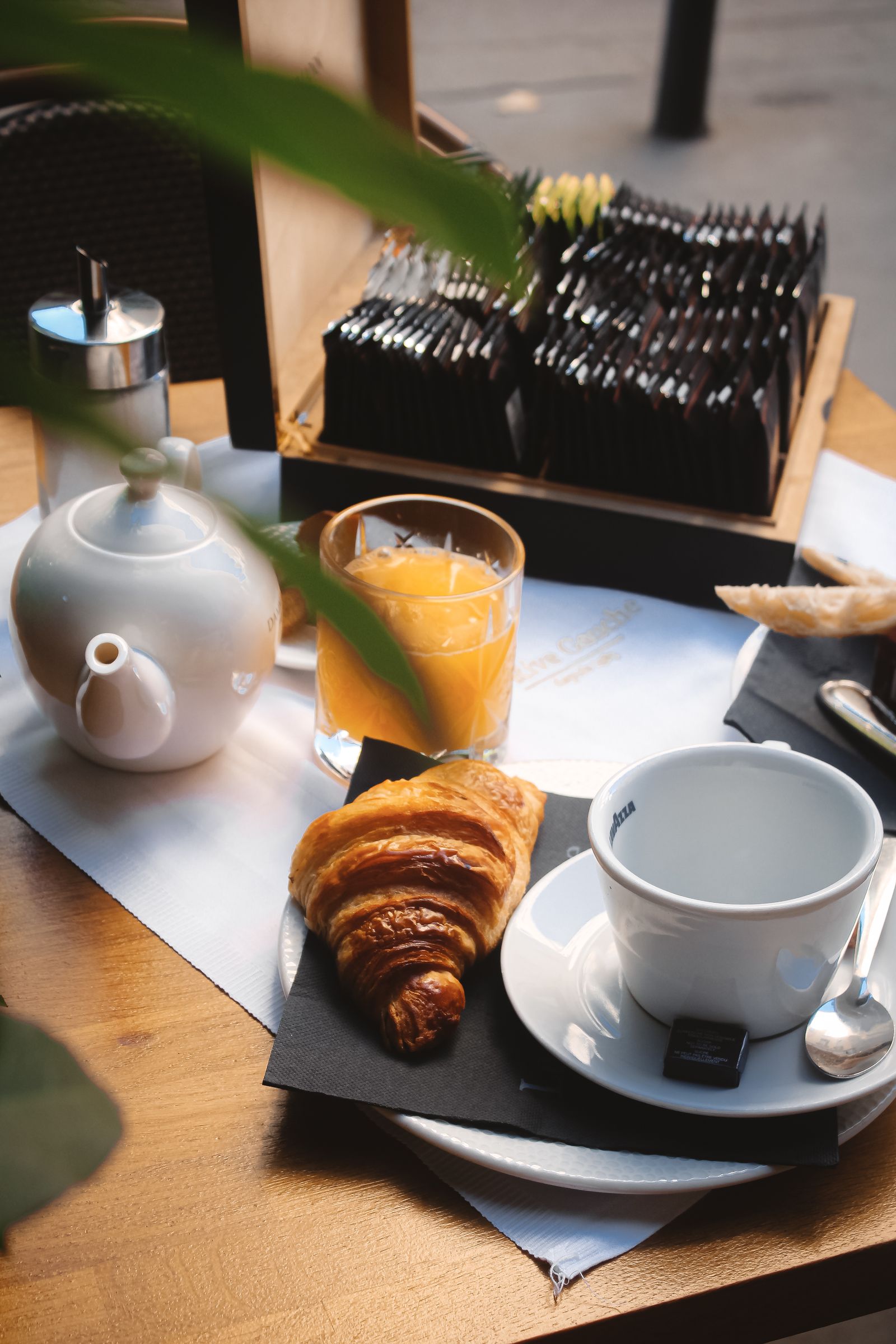 Petit déjeuner classique : croissant, café et jus d'orange