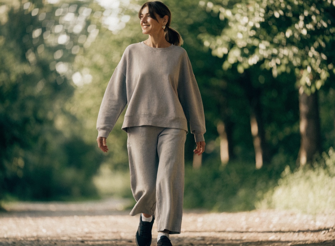 Femme qui marche en extérieur, allure sportive et détendue